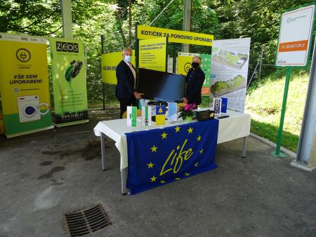 Simbolična oddaja še delujočega aparata v kotiček